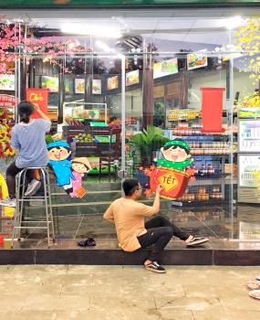 Vẽ Tranh Kính Tết Cửa Hàng Tiện Lợi Bình Dương
