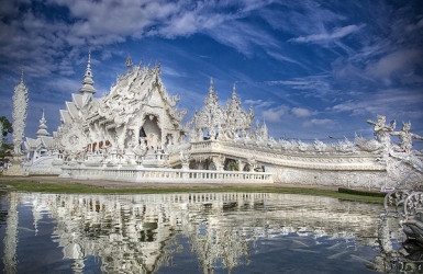 Ngôi chùa siêu đẹp vẽ phi thuyền, siêu nhân lên tường