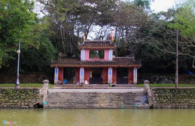 Khám phá ngôi chùa có bức tranh tường 9 con rồng lớn nhất Việt Nam