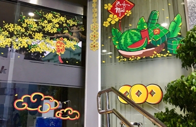 Vẽ cửa kính trang trí tết có bị phai màu không?